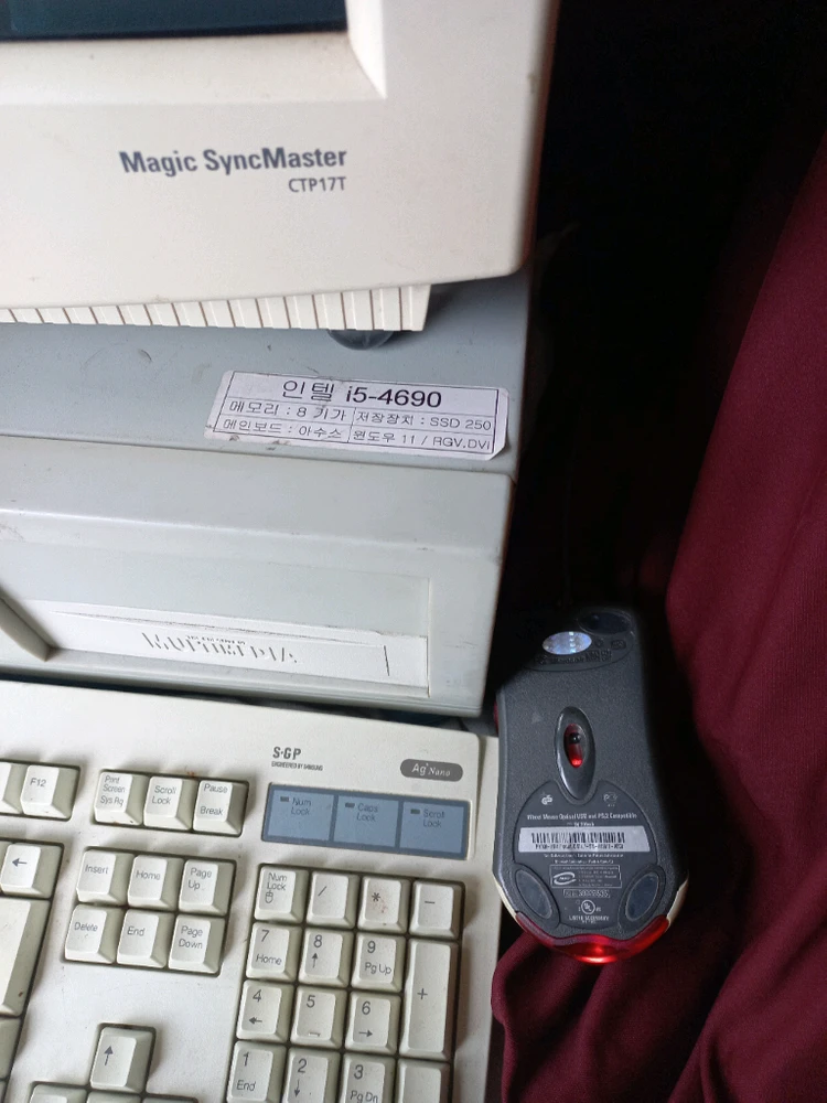 레트로 컴퓨터 고전PC와 CRT모니터 복고 컴퓨터 기계식 키보드 고전 컴퓨터 옛날 데스크탑 이미지