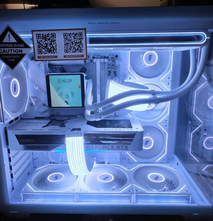 라이젠7 7800X3D RTX5070 신품본체 화이트 팝니다 이미지