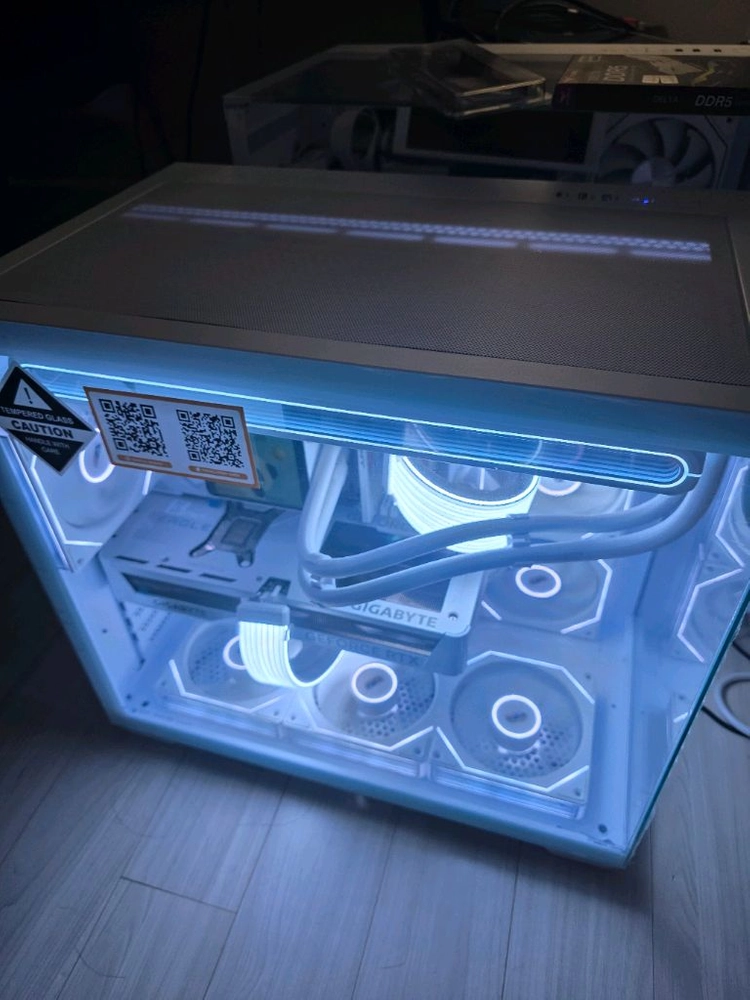 라이젠7 7800X3D RTX5070 신품본체 화이트 팝니다 이미지