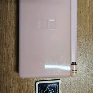 닌텐도 ds 라이트와 게임칩 이미지
