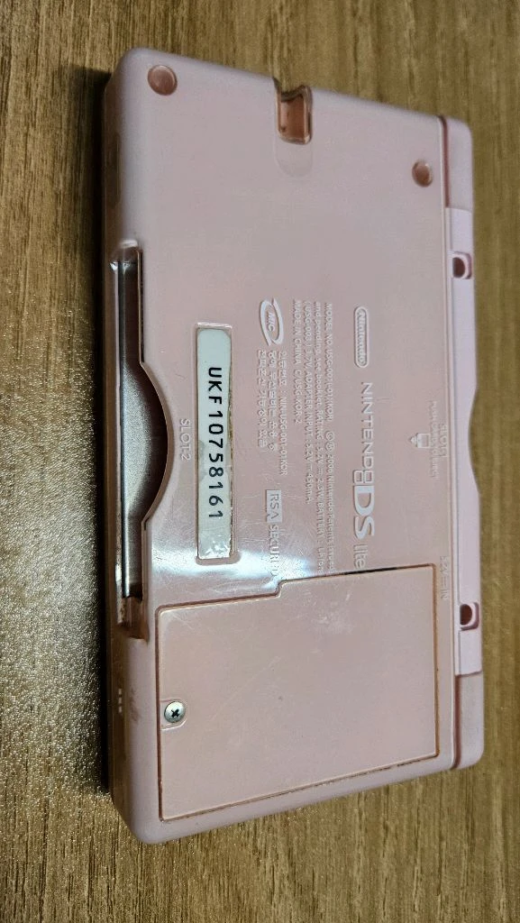 닌텐도 ds 라이트와 게임칩 이미지