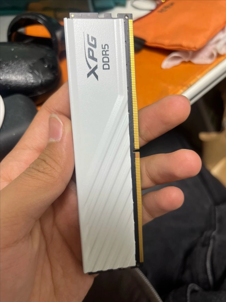 XPG DDR5 32GB 5600 CL46 화이트 이미지
