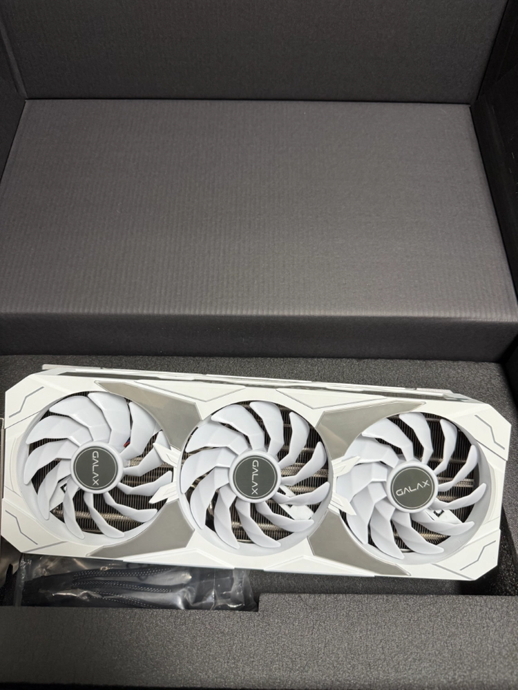 갤럭시 rtx 4080 super 화이트 풀박 이미지