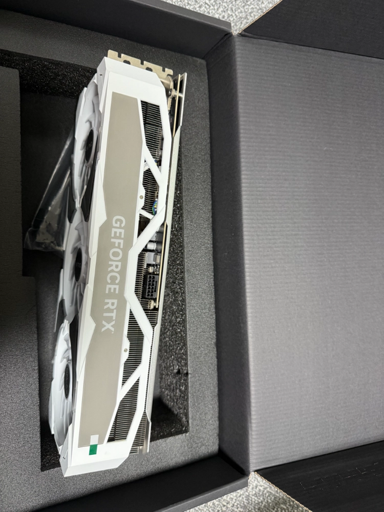 갤럭시 rtx 4080 super 화이트 풀박 이미지