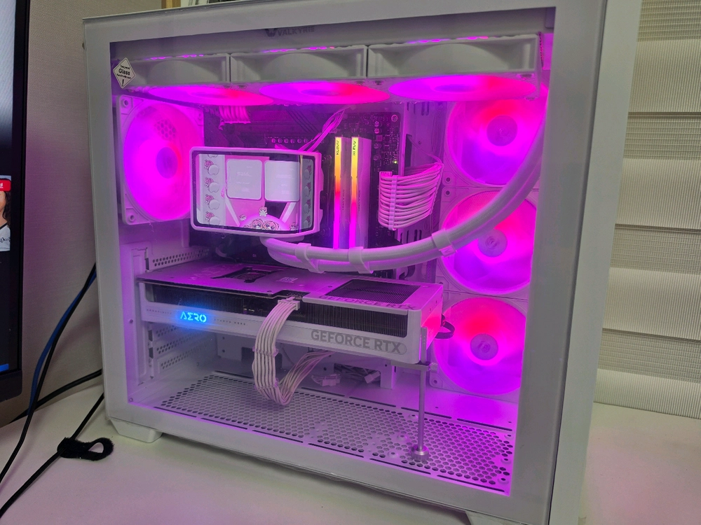 9800x3d RTX5080 하이엔드 화이트감성 게이밍 컴퓨터 이미지