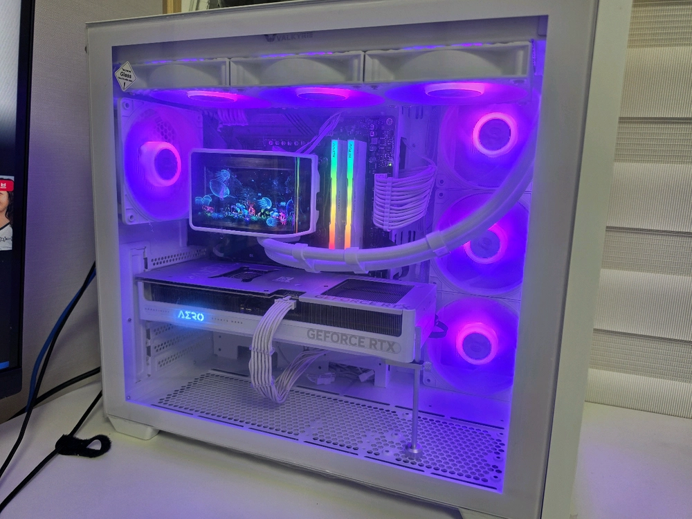 9800x3d RTX5080 하이엔드 화이트감성 게이밍 컴퓨터 이미지