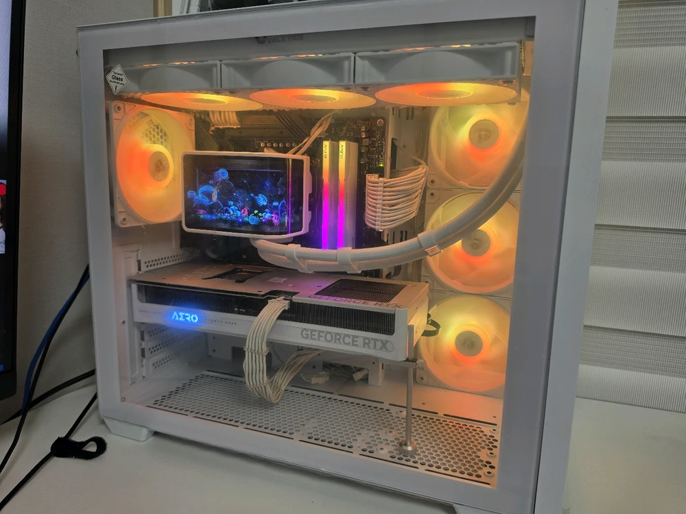 9800x3d RTX5080 하이엔드 화이트감성 게이밍 컴퓨터 이미지