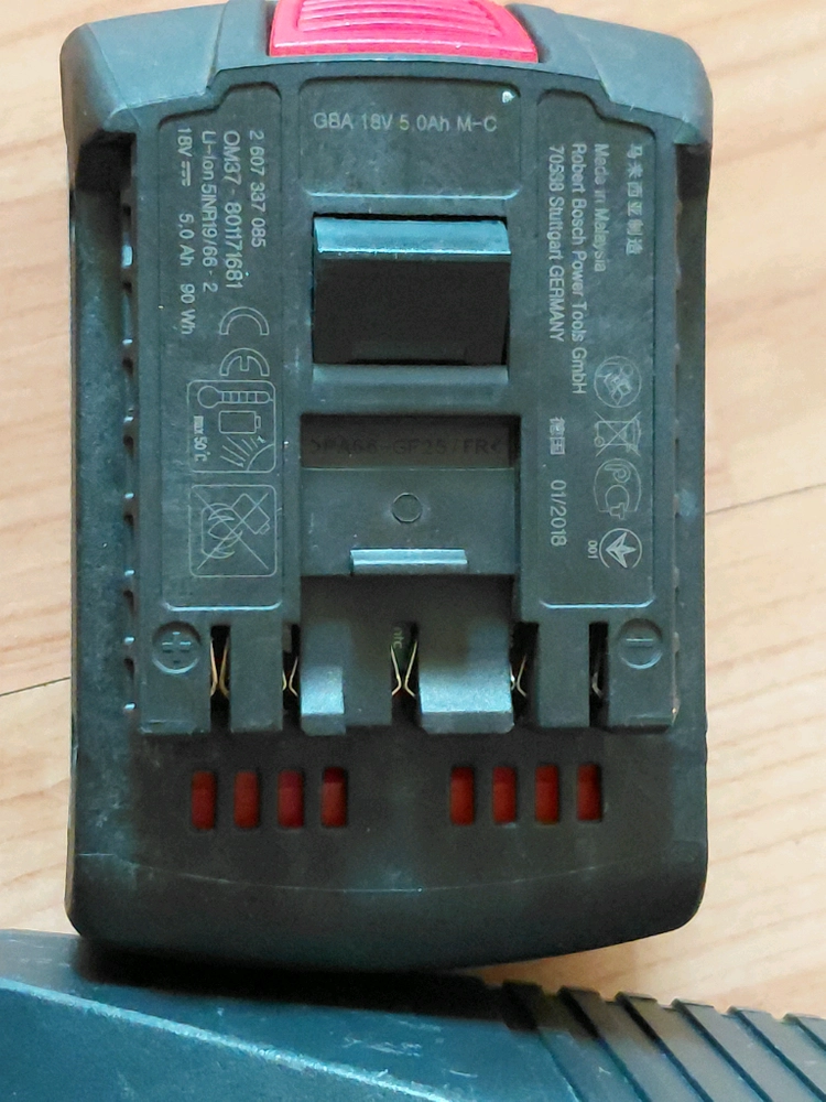 보쉬 고속 충전기 18V AL1860CV 와 보쉬 GBA 18V 5.0Ah 리튬이온 배터리 이미지