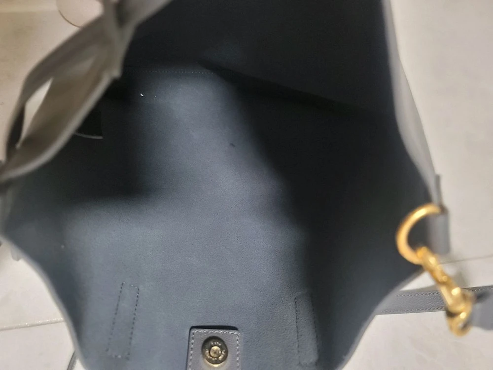 입생로랑 토트백 상태굿크기는 마지막사진 참조하세요중간 크기입니다금장까짐도 거의 없습니다내외부 깨끗 내부택은 사진찍기 이미지