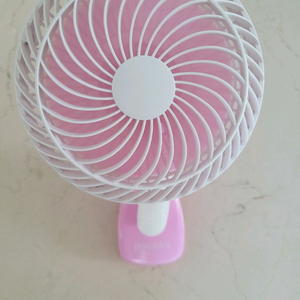 클립형 핸디 선풍기 이미지