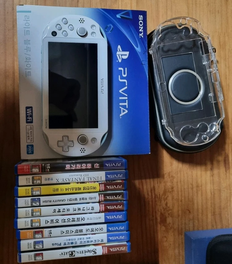 PS VITA(PCH-2005) 라이트블루/화이트 + 타이틀 9개 - 안심되는 중고거래