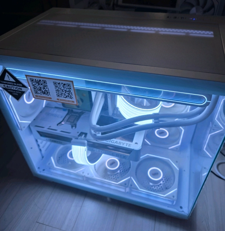 라이젠7 9800X3D RTX5080 화이트PC 팝니다 이미지