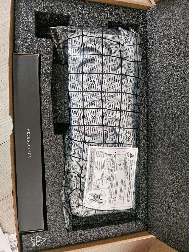 사파이어 RX 9070 XT PURE 그래픽카드 이미지