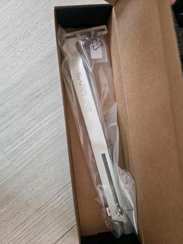 사파이어 RX 9070 XT PURE 그래픽카드 이미지