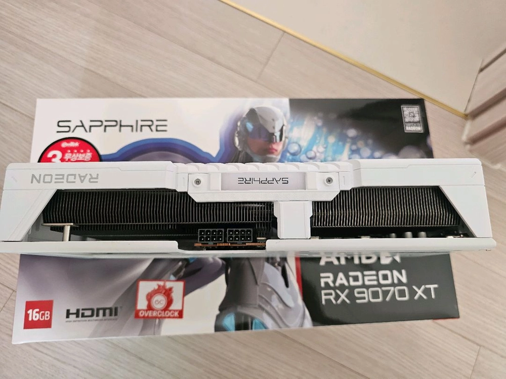 사파이어 RX 9070 XT PURE 그래픽카드 이미지