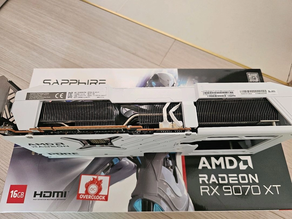 사파이어 RX 9070 XT PURE 그래픽카드 이미지