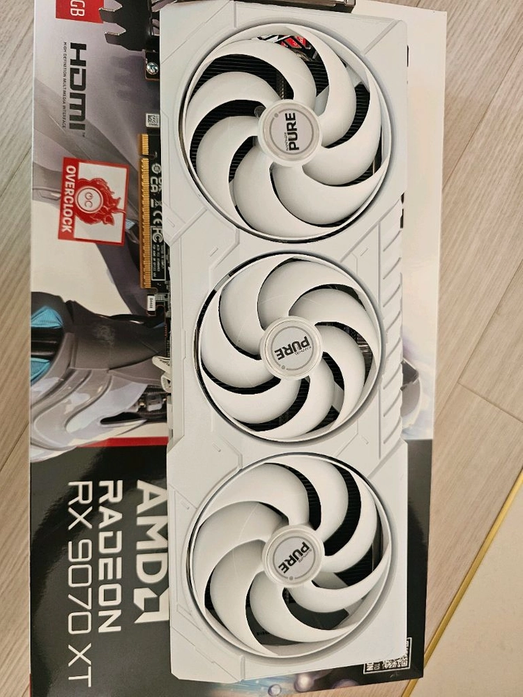 사파이어 RX 9070 XT PURE 그래픽카드 이미지
