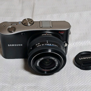 삼성 NX100 미러리스 카메라와 20-50mm 번들 렌즈 이미지