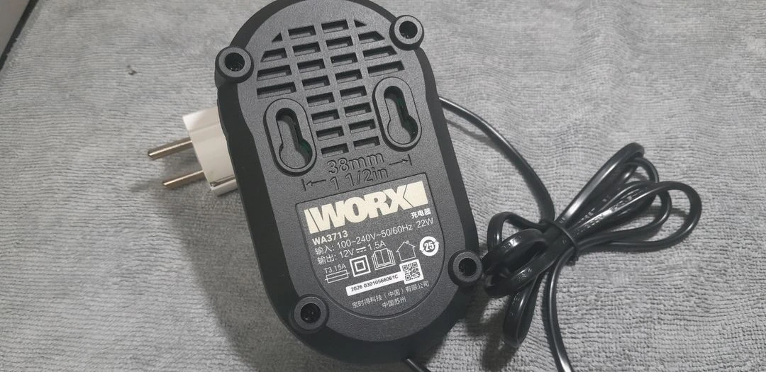 WORX 12V 레알마드리드 한정판 충전기 이미지