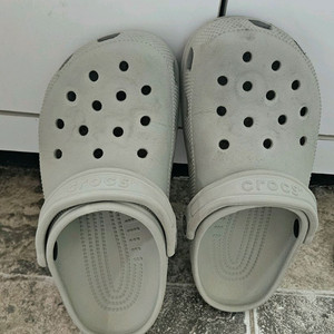 크록스 240 샌들 슬리퍼 이미지