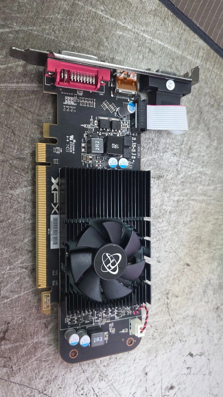 XFX Radeon R7 240 그래픽 카드 이미지