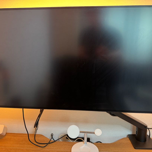 Dell 울트라샤프 32인치 4K 모니터, 델 전용 모니터암, 필립스휴 그라디언트 스트립 조명 이미지
