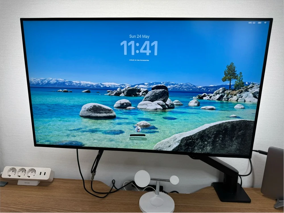 Dell 울트라샤프 32인치 4K 모니터, 델 전용 모니터암, 필립스휴 그라디언트 스트립 조명 이미지