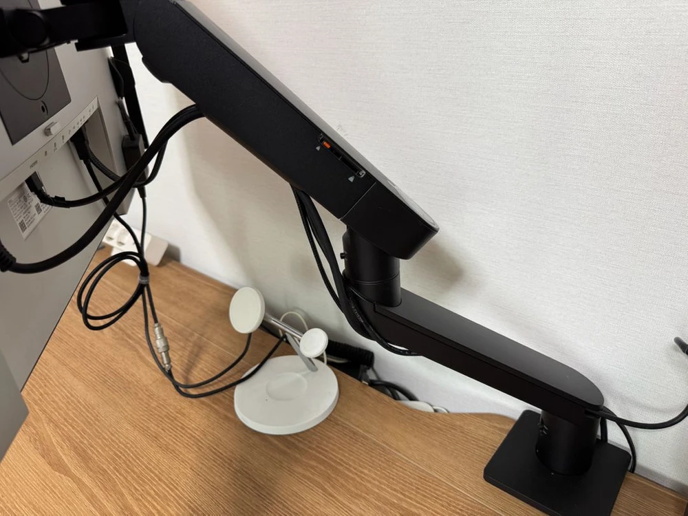 Dell 울트라샤프 32인치 4K 모니터, 델 전용 모니터암, 필립스휴 그라디언트 스트립 조명 이미지