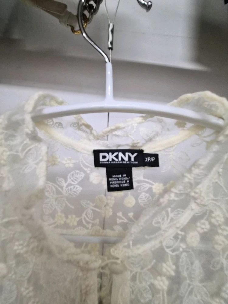DKNY 자수 레이스 원피스. 이미지