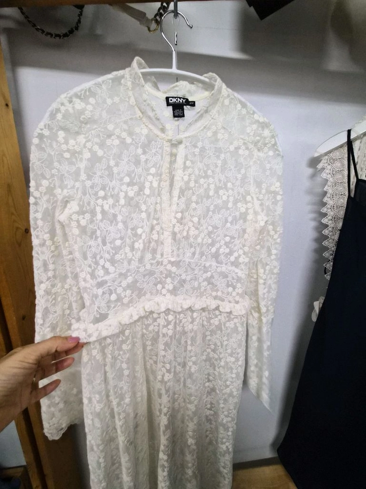 DKNY 자수 레이스 원피스. 이미지