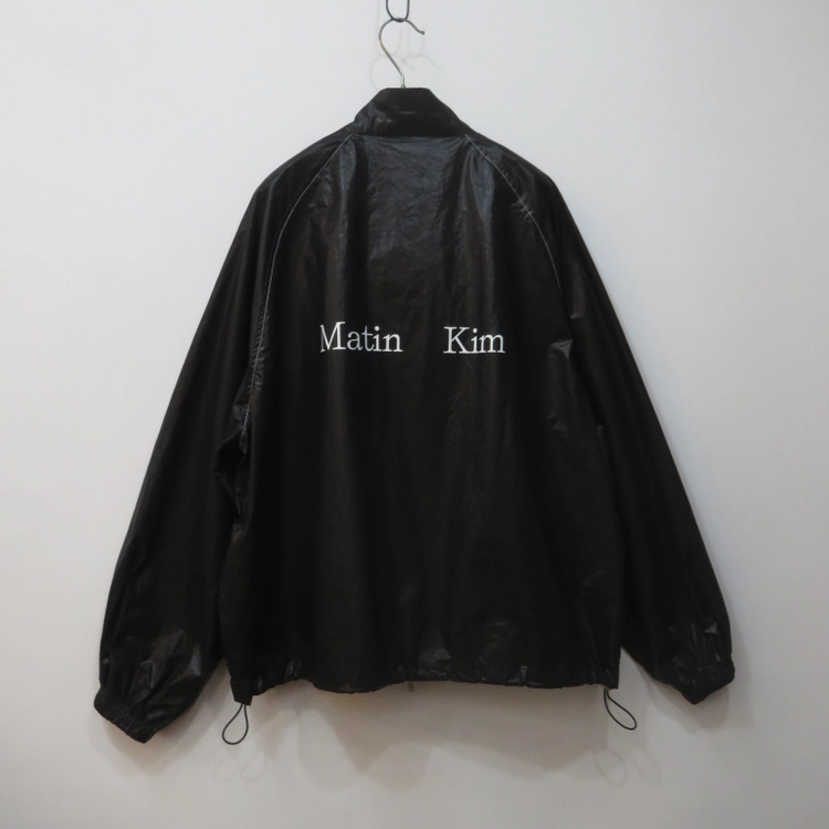 MATIN KIM 마뗑킴 로고 블랙 코팅 점퍼 이미지
