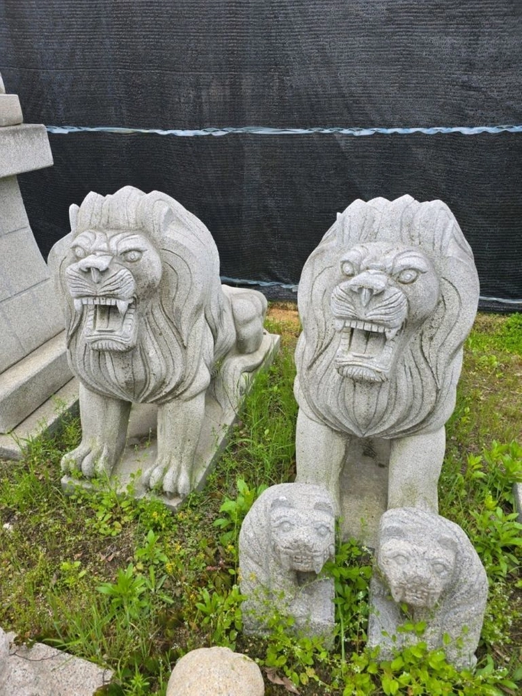 화강암 사자 한쌍 이미지