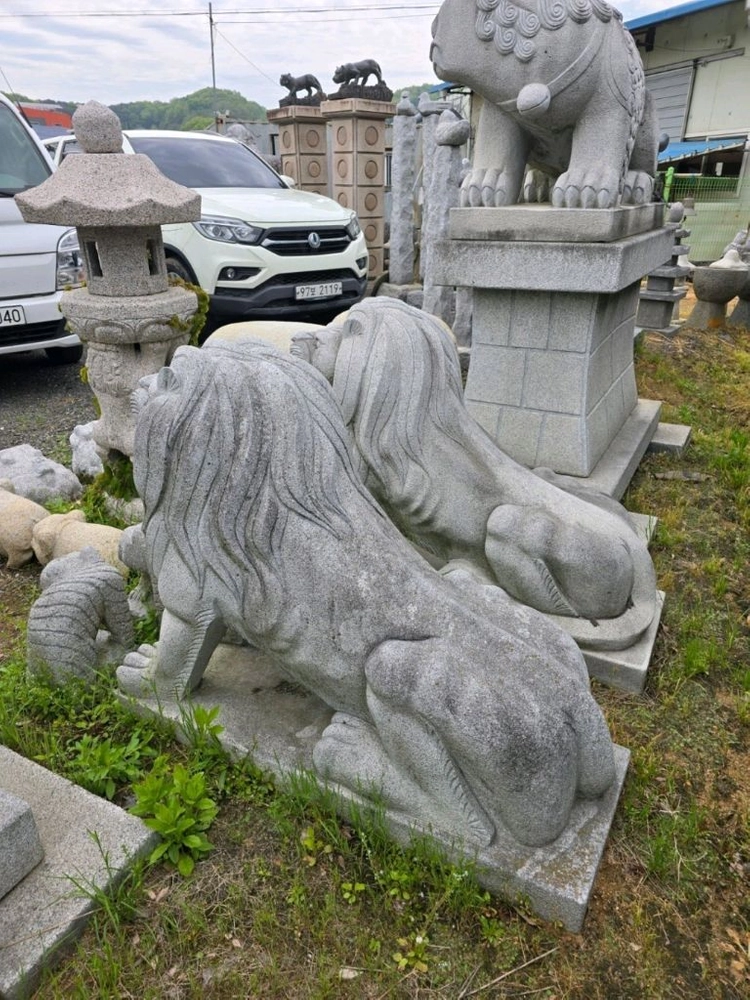 화강암 사자 한쌍 이미지