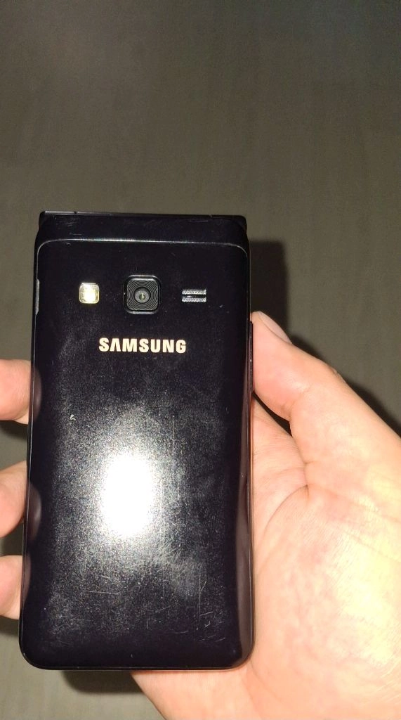 삼성 갤럭시 폴더 2 SM-G160N 이미지