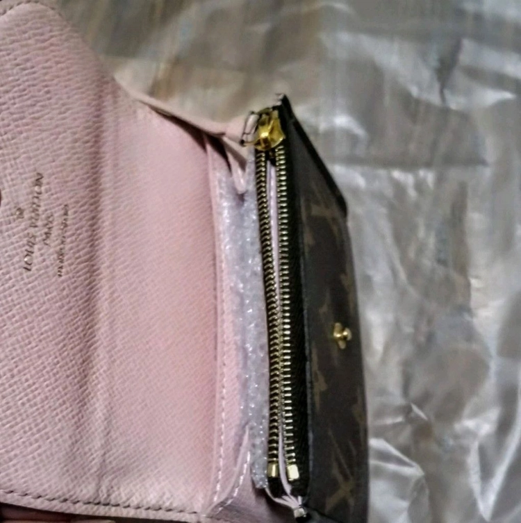 루이비통의 매력적인 모노그램 로잘리 코인퍼스 카드지갑 가격인하 이미지