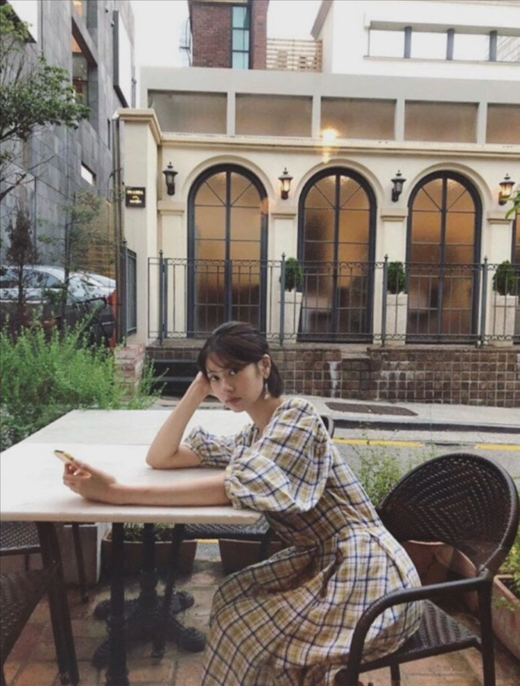 아크로 akro 정소민 린넨100% 셔링 퍼프 볼륨 소매 체크 롱원피스 여름 브이넥 그린 블루 7부 이미지