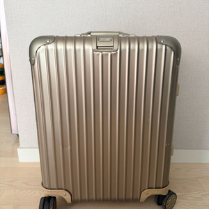 RIMOWA 리모와 TOPAS 45L 22인치 골드 알루미늄 정품 이미지