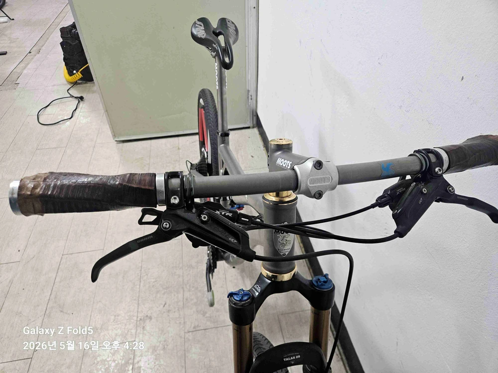 무츠 디바이드 풀서스펜션 MTB 자전거 이미지
