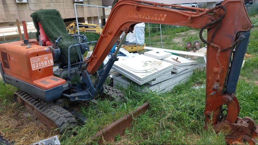 두산 농장용 굴삭기 S030 05년식 장비~! - 안심되는 중고거래
