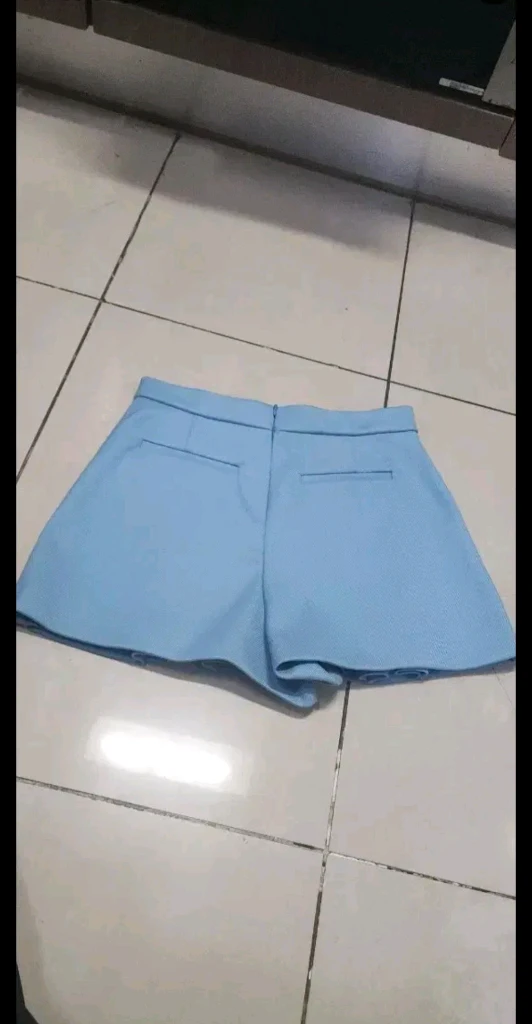 레드 발렌티노 이쁜 숏팬츠 이미지