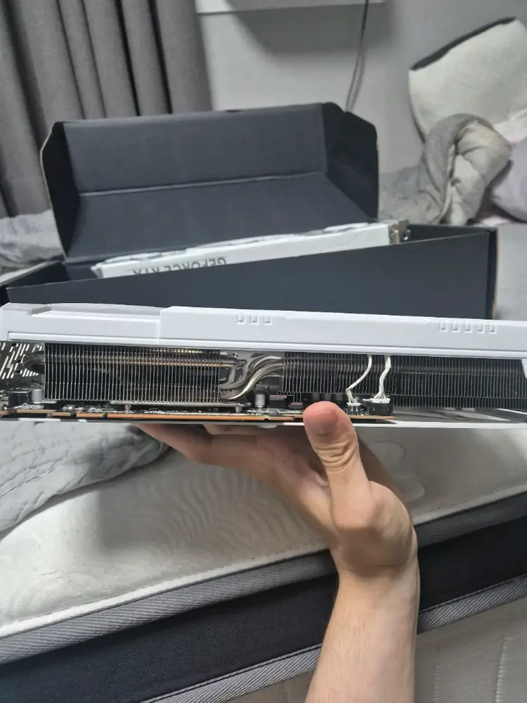 9070xt 스틸레전드 화이트 이미지