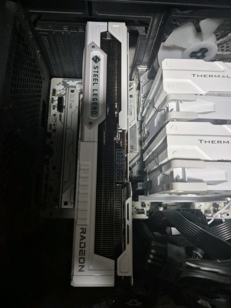 9070xt 스틸레전드 화이트 이미지
