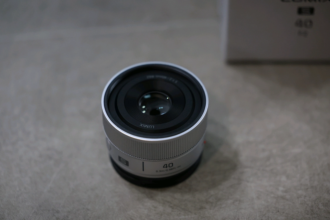 파나소닉 루믹스 40mm f2 실버 이미지