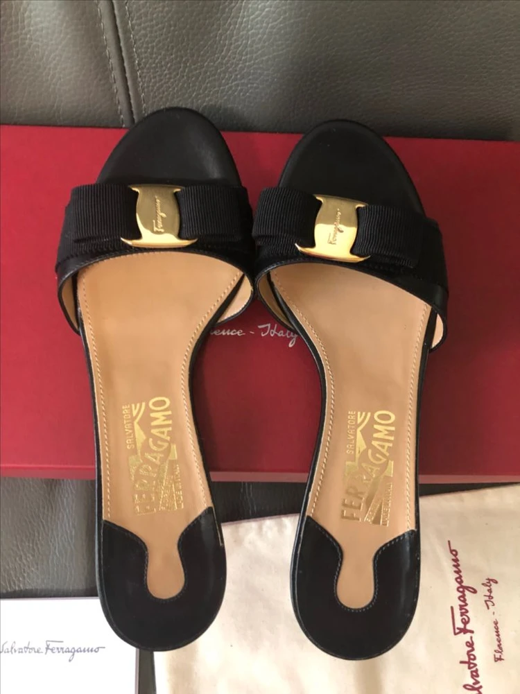 페라가모 블랙금장 바라 글로리 뮬245 이미지