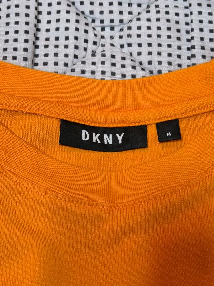 DKNY 반팔티 팝니다 이미지