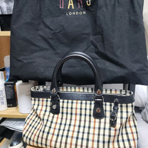 클래식한 닥스 런던 체크 패턴의 토트백 이미지