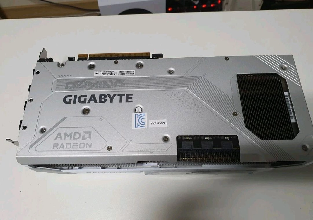 (화이트, 풀박) GIGABYTE 라데온 RX9070 XT GAMING OC D6 16GB 피씨디렉트 이미지