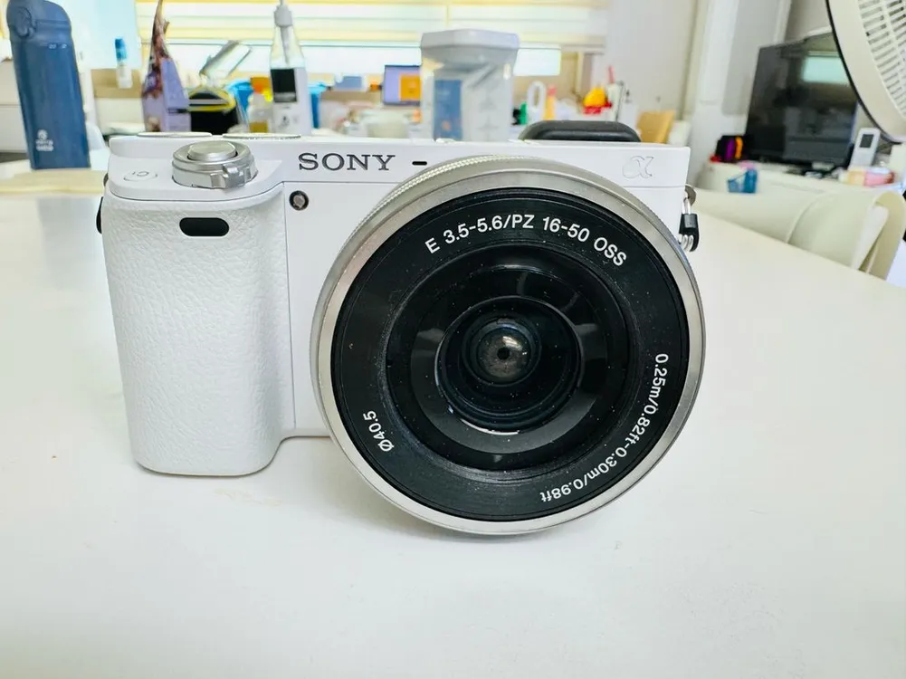 소니 A6000 화이트 + 번들렌즈 / 셔터 11,844컷 / 상태좋음 - 안심되는 중고거래