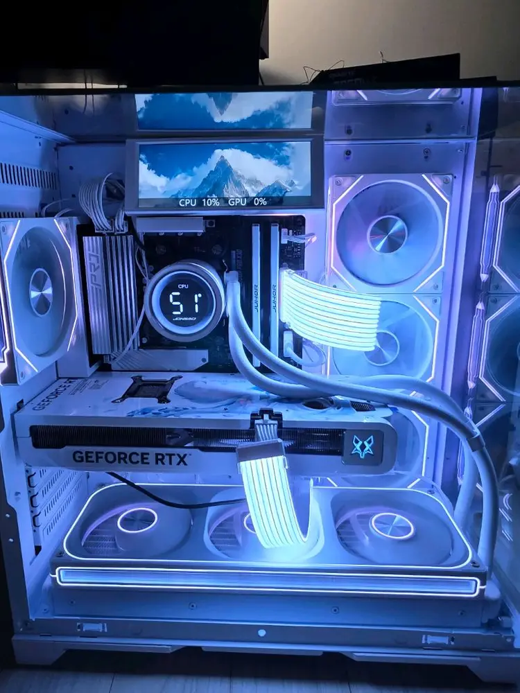 라이젠7 7800X3D RTX5070TI 본체 화이트 신품 팝니다 이미지