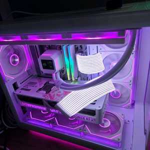 9800X3D DDR5 32G SSD 1TB RTX5070TI 초고사양 화이트 본체 판매합니다. 이미지